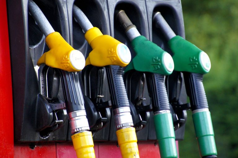 Правительство предлагает сдерживать цены на топливо