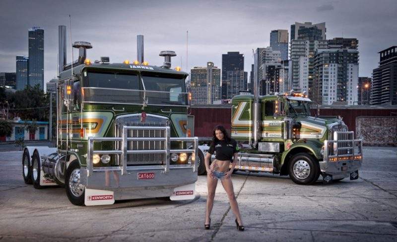 девушка и грузовик
