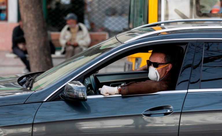 Покатушки в условиях карантина: в каких случаях автолюбитель обязан ездить в маске, и куда его без маски не пустят?